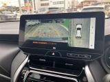 パノラミックビューモニター付きです。車両を上から見たような映像をディスプレイオーディオ画面に表示。運転席からの目視だけでは見にくい、車両周辺の状況をリアルタイムでしっかり確認できます。