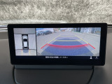 狭い場所での駐車やすれ違いなどでより的確な運転操作に役立つ360&deg;ビューモニターが装備されています。