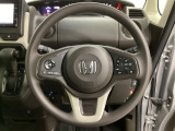 ハンドルにHondaセンシング系のクルーズコントロールやレーンキープアシストなどのスイッチと、オーディオの操作スイッチが装備されています。ハンドルから手を離さず安全に操作できます。