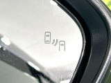 【ブラインドスポットモニター】走行中、ドアミラーの死角になりやすい箇所に後続車が接近するとサイドミラーのレンズに警告を表示!ドライバーに注意喚起をしてくれます。