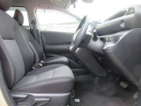運転席、助手席ともに広々しています。また足元の広さだけでは無く、シートも大きめにしていますので体をしっかりと支え、長時間運転でも疲れが出にくい設計にしています。