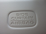サイドカーテンエアバックシステムは、側面衝突時に大人から子供までさまざまな体格の乗員の頭部や頚部を広範囲で保護。特にセンターピラーへの頭部衝突を防ぐ展開性能を実現しています。