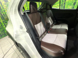 後部座席も気になるようなキズ・汚れやへたり等、大きなダメージはなく、良好な状態です。