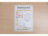 【車両検査証明書】店頭にて、クルマの状態が一目で分かる査証明書を公開中。トヨタ認定検査員が厳しく検査し、状態を点数と図解で表示しています。修復歴はもちろん、傷やヘコミの箇所や程度がご確認いただけます。