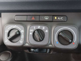 スタイリッシュなデザインのインパネ。各操作スイッチは使いやすい位置に配置されてます。