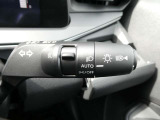 高速道路のトンネル通過等で重宝するオートライト機能付です。