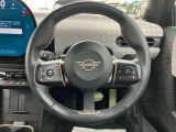 左側が運転支援システムの操作スイッチ、右側が電話対応やオーディオ等の操作スイッチです