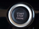 【プッシュスタート】キーが車内にあれば、エンジンの始動・停止はブレーキを踏んでスイッチを押すだけ!キーを取り出す手間を省き、ワンプッシュで操作するので簡単でスムーズ!