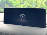 【10.25インチマツダコネクト】車内の雰囲気にマッチした大型ディスプレイ。スマホ接続でのナビ使用やBluetooth再生等、様々な機能が楽しめます。直感的なダイヤル操作が可能で、使い勝手も良好です。