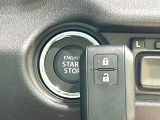 【キーレススタートシステム】カバンやポケットに入れたままでもドアの施錠・解錠が可能なスマートキーを装備。エンジンのオン・オフ時もカギを取り出す必要が無いからとっても便利です♪