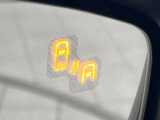【ブラインドスポットモニタリング】走行中、ドアミラーの死角になりやすい箇所に後続車が接近するとサイドミラー付近に警告を表示、ドライバーに注意喚起をしてくれます。