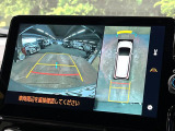 【パノラミックビューモニター】専用のカメラにより、上から見下ろしたような視点で360度クルマの周囲を確認することができます☆死角部分も確認しやすく、狭い場所での切り返しや駐車もスムーズに行えます。