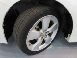 ホイールは純正アルミ、サイズは215/45R17です。