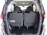 テールゲートを開ければ高さと幅のあるラゲッジスペースが姿を現します。床も低く荷物の積み下ろしも楽々です。