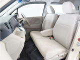 運転席と助手席は足元が繋がっているので自由に行き来しやすいので駐車場が狭いときでも助手席側からスムーズに乗り降りできて便利!