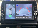 【アラウンドビューモニター】車を上から見下ろしているかのような映像で周囲の状況がひと目で確認、狭い駐車場に駐車するときも安心です♪