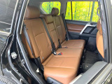 後部座席も気になるようなキズ・汚れやへたり等、大きなダメージはなく、良好な状態です。