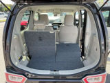 後部座席を倒すと、大きな荷物を積んでいただく事が可能です。