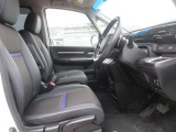 運転席、助手席ともに広々しています。また足元の広さだけでは無く、シートも大きめにしていますので体をしっかりと支え、長時間運転でも疲れが出にくい設計にしています。