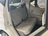 後部座席です。後席も大人の方でもゆったり乗れるスペースを確保♪足元も深くシートのクッションも柔らかくロングドライブの疲労を軽減してくれます♪
