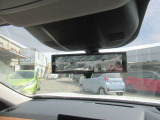 インテリジェントルームミラー。フル乗車+積載時もカメラ画像にて後方確認。心強い味方です☆