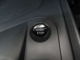 プッシュスターター☆ボタン1つでエンジン始動できます。同時にエンジンイモビライザーという装置でオーナーが持っている鍵が無いとエンジンがかけられない仕組みになっていて、盗難防止にもなっています。