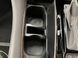 ドリンクホルダーになります。助手席の方と仲良くお使い下さい♪