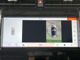 サラウンドカメラ(360&deg;カメラ) 車載のカメラを駆使し、車を真上から見下ろしている映像に変換、センターディスプレイに表示させ、安全な駐車をサポート。縦列駐車や狭い場所への駐車に大きく役立ちます。