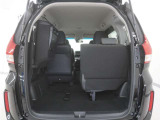 3列目シートは左右独立で収納することができます。5人乗車状態でより多くの荷物を積むことができます。