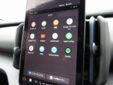 Google搭載のボルボなら、車内にいながら多彩なデジタルライフをお楽しみいただけます。Google Playから必要なアプリをダウンロードして、有意義な移動時間を楽しみましょう。