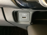 エアコン操作パネルの下に、スマートフォンなどの充電可能なUSB端子がついています。移動中に充電もできるので便利です。