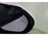ブラインドスポットモニター(BSM)を装備しています。隣を走る車両が死角に入るとミラー内LEDインジケーターが点灯します。さらに、ウィンカーを出すとインジケーターが光って点滅して注意を促してくれます。