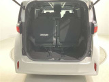 荷室も日常のお買い物には困らない広さが確保されております 後席を分割で倒すこともできますよ