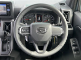 【ステアリング】軽い力で扱いやすいハンドルです。目立つ傷やスレなどなく綺麗な状態です。除菌プランいれていただくとさらに快適に。清潔なお車はお子様にも安心ですね。