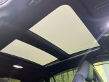 【ガラスルーフ】ガラスルーフ搭載で車内の解放感が一気にアップ!開放的なドライブをお楽しみいただけます。