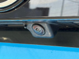 アラウンドビューモニター付きバックカメラ。車両を空から見下ろすような映像で、駐車時の安心感と取り回しのしやすさを高めます。