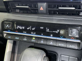 左右独立温度コントロールフルオートエアコンです。運転席、助手席それぞれで独立して温度設定ができます。冷え性の方が乗っても安心ですね♪