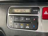 【オートエアコン】一度お好みの温度に設定すれば、車内の温度を検知し風量や温度を自動で調整。暑い&hellip;寒い&hellip;と何度もスイッチ操作をする必要はありません。快適な車内空間には必須の機能ですね♪
