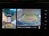 パノラミックビューモニター付きです。車両を上から見たような映像をモニター画面に表示。運転席からの目視では見にくい、車両周辺の状況をリアルタイムでしっかり確認できます。