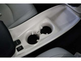 センターコンソールにはドリンクホルダーとトレイを備えています。横幅が広く、おおきなトレイ状になっているので、バッグ置き場としても使えて便利です。