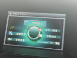 インテリアに馴染む純正ナビがついております。