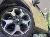 【純正15インチアルミホイール】外観にマッチした純正アルミホイールを装着しております。各種社外アルミホイールや、スタッドレスタイヤも取扱いしております。是非ご相談ください♪