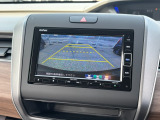 【バックカメラ】運転が苦手な方も車庫入れラクラクです!ギアをリバースに入れれば自動的に切り換わりますので、面倒な操作は不要です♪狭い駐車場もお車を傷つけず安心ですね!