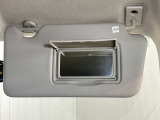 【運転席サンバイザー】鏡が付いているのでメイク直しなどにも便利★