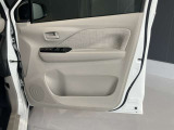 全席パワーウィンドウ付です。ドアの内側にも収納スペースやドリンクスペースがあってとっても便利。