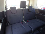 【後部座席】大人数でのお出かけに最適な3列シートは、ヒザ周りにも充分なスペースを確保しています。リラックスした雰囲気で目的地まで向かえます♪