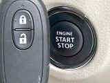 【キーレススタートシステム】カバンやポケットに入れたままでもドアの施錠・解錠が可能なスマートキーを装備。エンジンのオン・オフ時もカギを取り出す必要が無いからとっても便利です♪