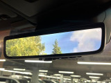 【デジタルインナーミラー】後席の大きな荷物や同乗者で後方が確認しづらい時でも安心!カメラが撮影した車両後方の映像をルームミラー内に表示。クリアな視界で状況の確認が可能です!