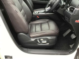 座れば自然と骨盤が立ち、背骨がS字カーブを描くシート構想は、助手席や後部席にも適用しています。ただし後席は前席と異なり運転をしないので、安楽姿勢の考え方も取り入れています。