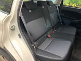 後部座席も気になるようなキズ・汚れやへたり等、大きなダメージはなく、良好な状態です。